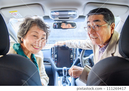 Senior couple drive Senior couple drive 111269417