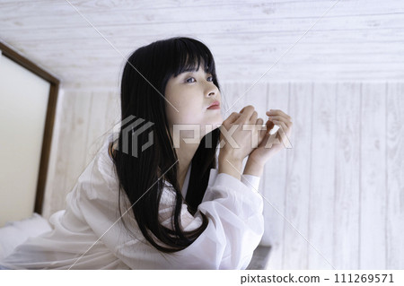 年輕女子在房間的閣樓放鬆 111269571