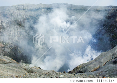 熊本縣/阿蘇中岳1號火山口噴出火山煙霧（遊覽路線） 111270137