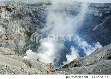 熊本縣/阿蘇中岳1號火山口噴出火山煙霧(遊覽路線) 熊本縣/阿蘇中岳1號火山口噴出火山煙霧(遊覽路線) 111270141