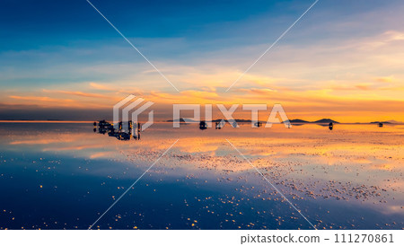 Amazing Salar de Uyuni mirror surface scenery 111270861