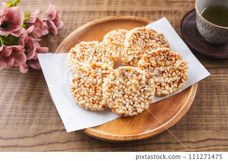 Rice crackers and tea 111271475