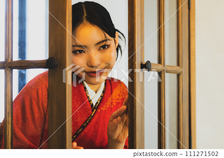 窗邊的和服女人 111271502