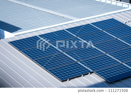 太陽能電池板安裝在屋頂上 太陽能電池板安裝在屋頂上 111271508