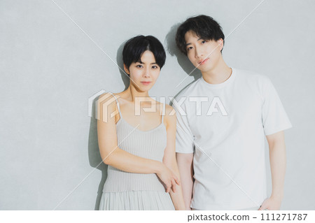 Couple cuddling 111271787