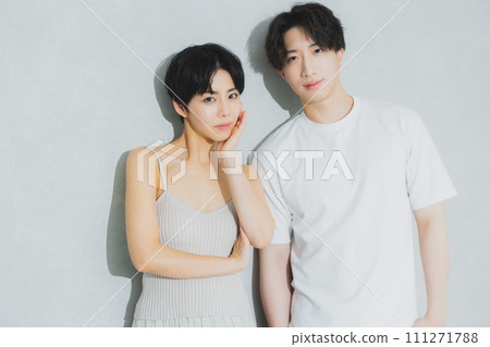 情侶擁抱 111271788