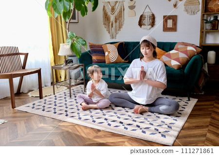 母親和女兒在家享受瑜珈的家庭時光 111271861