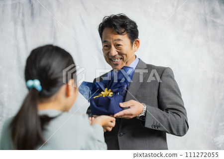 A girl giving a gift to my father's day A girl giving a gift to my father's day 111272055
