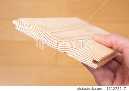 Solid wood (single layer) flooring features and how to tell 111272247