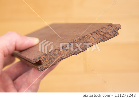 Solid wood (single layer) flooring features and how to tell 111272248