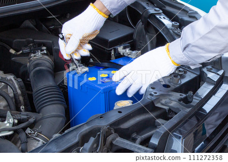 Car battery inspection and replacement work 111272358