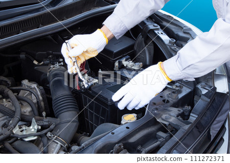 Car battery inspection and replacement work Car battery inspection and replacement work 111272371
