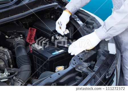 Car battery inspection and replacement work Car battery inspection and replacement work 111272372