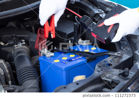 Car battery trouble (mechanic with jump starter) Car battery trouble (mechanic with jump starter) 111272373