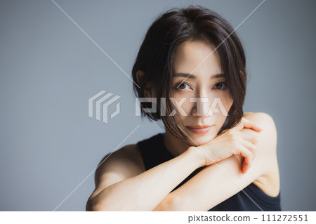 穿著運動服的女人 穿著運動服的女人 111272551