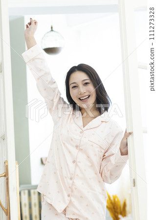 醒來神清氣爽的可愛女人 111273328
