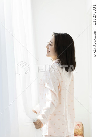 A cute woman who wakes up refreshed A cute woman who wakes up refreshed 111273331