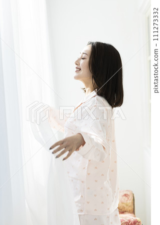 醒來神清氣爽的可愛女人 111273332