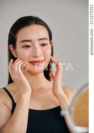 30多歲的女人透過按摩臉部來護理皮膚 30多歲的女人透過按摩臉部來護理皮膚 111273351