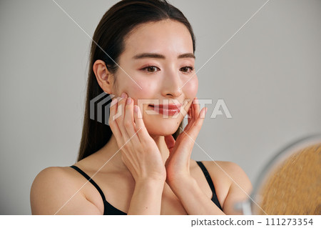 30多歲的女人透過按摩臉部來護理皮膚 111273354