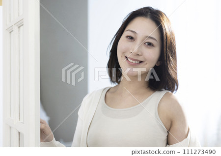 站在窗邊的女人，美麗的形象 111273490