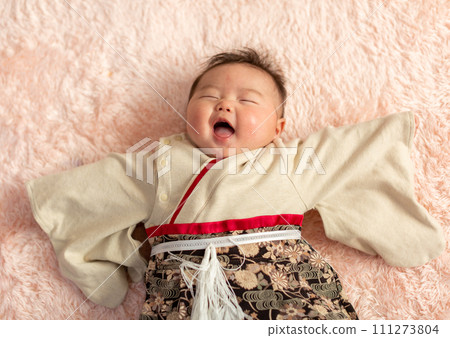 穿著和服的男嬰 111273804