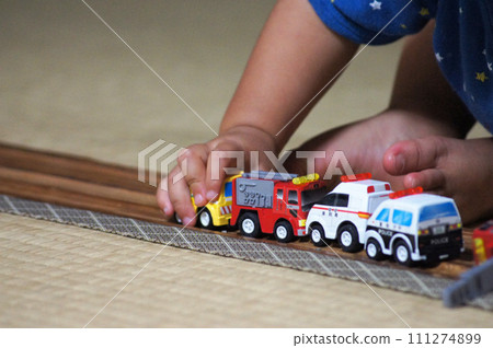 男孩玩玩具車 男孩玩玩具車 111274899