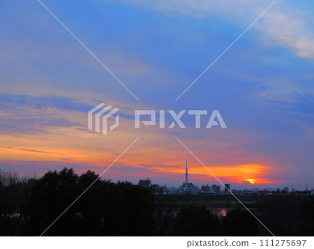 黃昏時俯瞰市川江戶川對面的天空樹和富士山 111275697