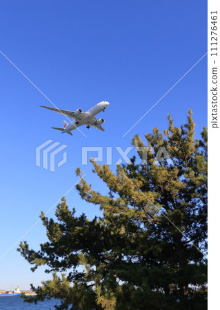 客機接近降落 客機降落在藍天 111276461