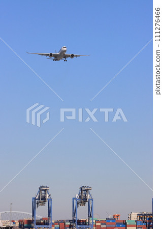 客機接近降落 客機降落在藍天 客機接近降落 客機降落在藍天 111276466