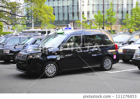 Taxi waiting for customers 111276853
