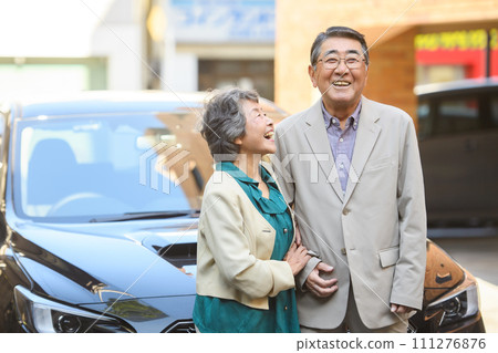 汽車年長夫婦微笑 111276876