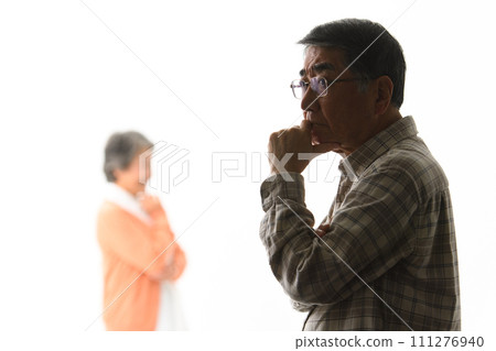 Senior couple thinking 111276940