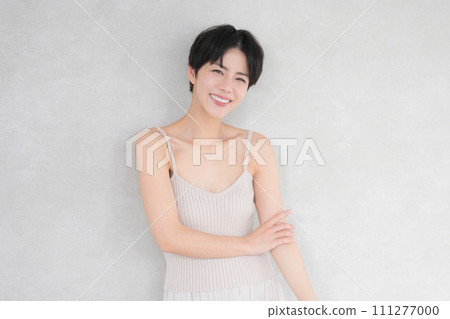 年輕的亞洲(日本)女性看著相機的美麗形象 年輕的亞洲(日本)女性看著相機的美麗形象 111277000