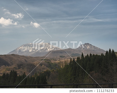 Mt. Daisen and Mt. Karasuga in spring seen from Utsukaiya Mt. Daisen and Mt. Karasuga in spring seen from Utsukaiya 111278233