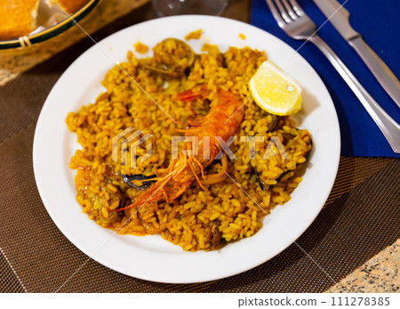 Valencian seafood paella with shrimps, squid and clams 111278385
