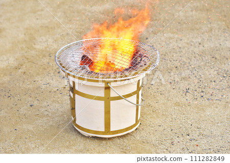 Shichirin and charcoal fire Image material Fire making Outdoor charcoal grilling Shichirin and charcoal fire Image material Fire making Outdoor charcoal grilling 111282849