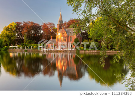 Lake Minnewater in Bruges, Belgium 111284393