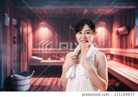 年輕女子在桑拿房裡出汗 年輕女子在桑拿房裡出汗 111284657