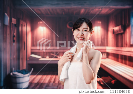 Young woman sweating in the sauna 111284658