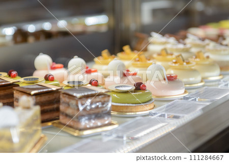 Various types of cakes lined up in the showcase 111284667
