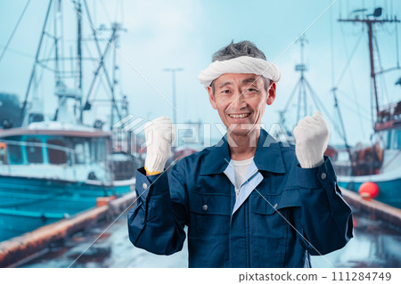 Fisherman working at the fishing port 111284749