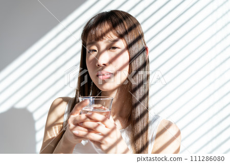 一杯的年輕女子 111286080