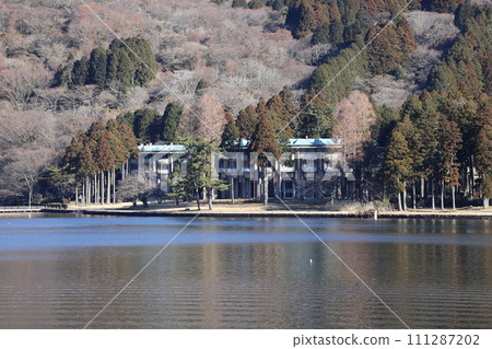 A lakeside view of the accommodation surrounded by a forest of trees 111287202