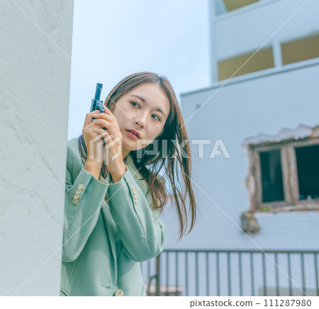 拿著槍的年輕人 拿著槍的年輕人 111287980