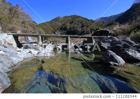 冬天,土井川上排屋的水下橋(高知縣仁澱川町) 冬天,土井川上排屋的水下橋(高知縣仁澱川町) 111288344