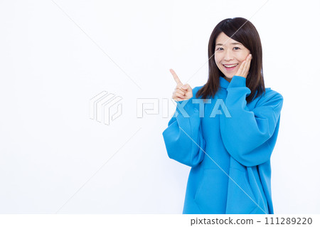 一名四十多歲、穿著連帽衫的女士正在做介紹。 一名四十多歲、穿著連帽衫的女士正在做介紹。 111289220