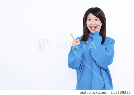 一名四十多歲、穿著連帽衫的女士正在做介紹。 111289221