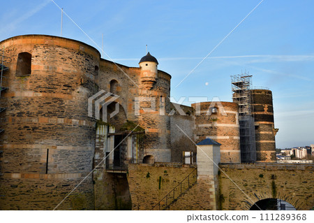 法國昂熱。昂熱城堡和早晨的月亮。拍攝於 2023 年 12 月 29 日。 111289368