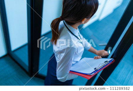 企業辦公室的商務場景 111289382